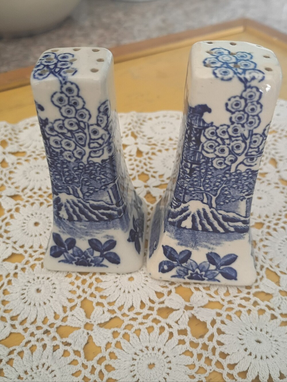 Vintage Blue & White ceramic Salt & Pepper Set Blue Willow Design, Made In Japan